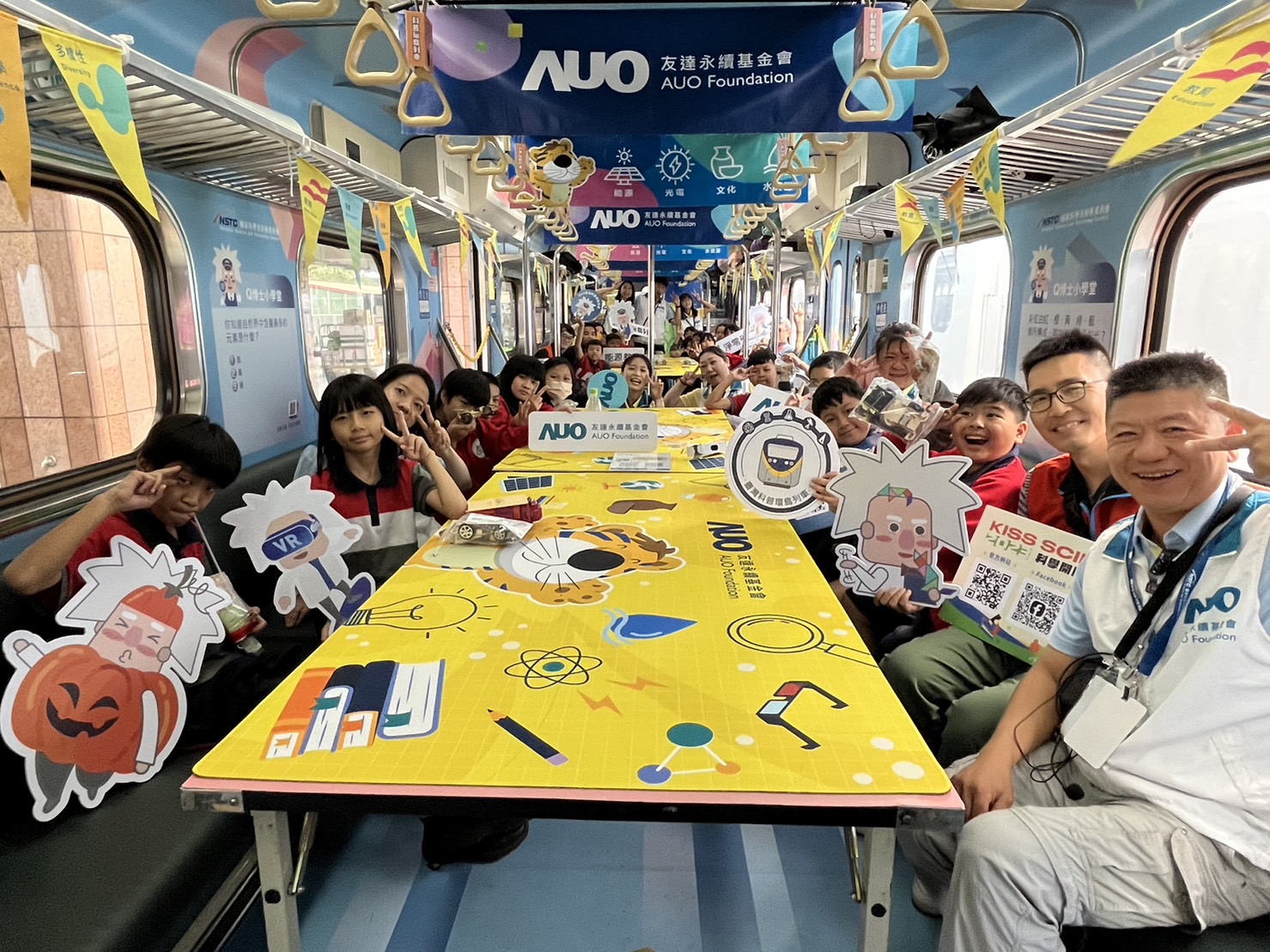 友達永續基金會參與「臺灣科普環島列車」，設計基礎科學車廂課程，以「淨零碳排和永續能源」為主題，讓學生透過創意實驗認識淨零知識，以及思考生活中的減碳行為