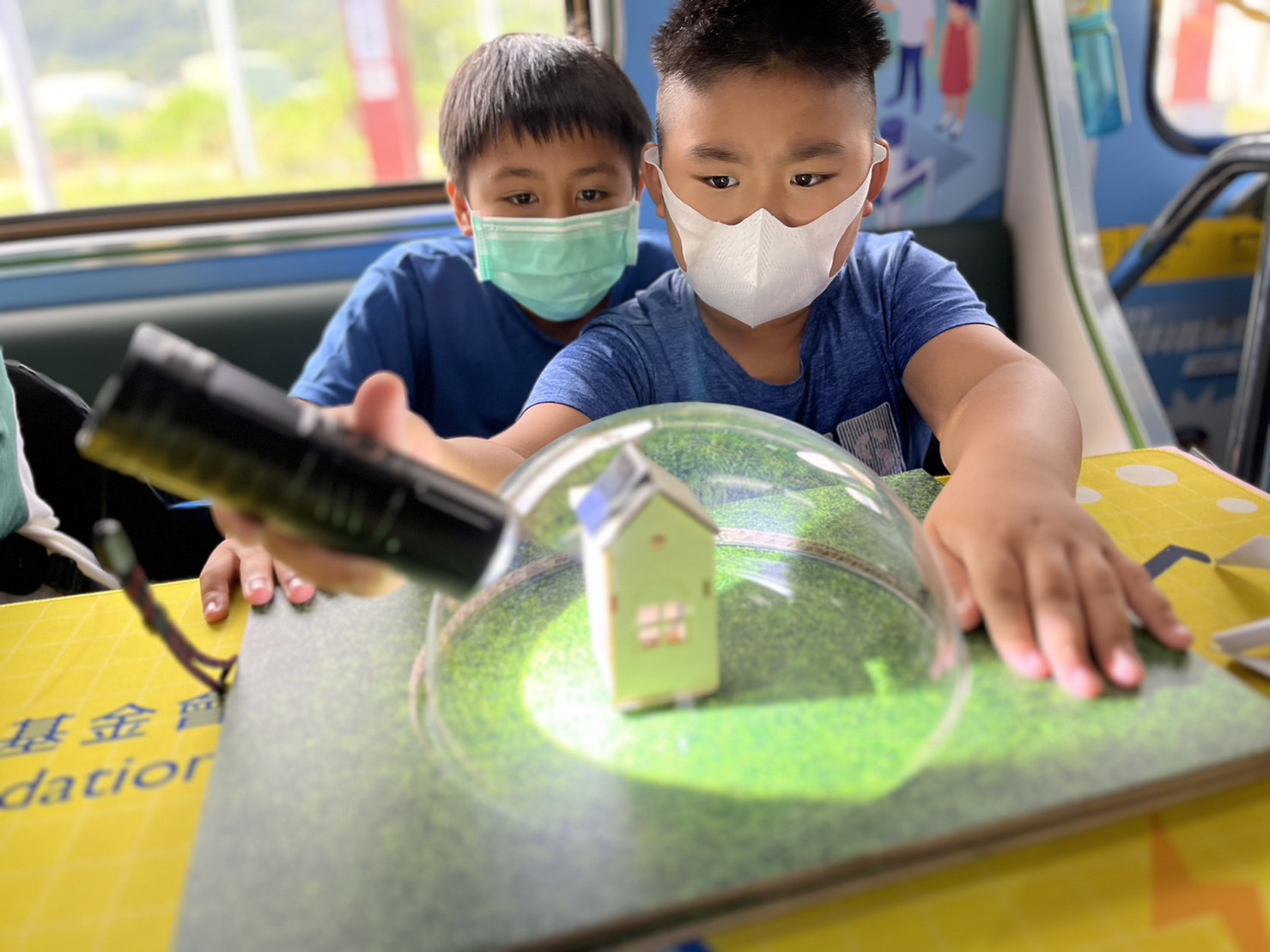 友達參與基礎科學主題車廂，以STEAM教學精神，設計「逐日科學家」、「太陽能工程師」以及「淨零建築師」三大能源科普課程和實驗