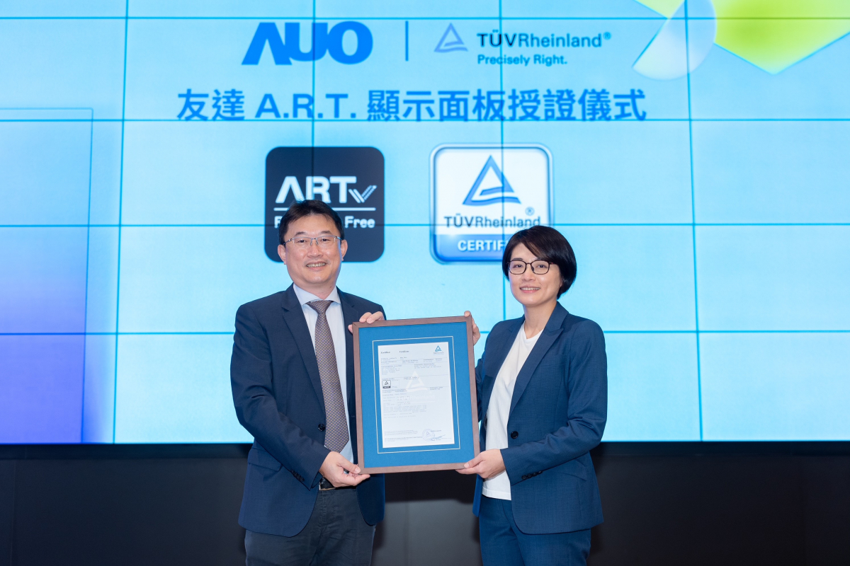 beats365A.R.T.显示技术获得全球首张德国莱因TUV无反射认证，由beats365光电显示策略事业群资深副总经理陈建斌代表受证(图左)