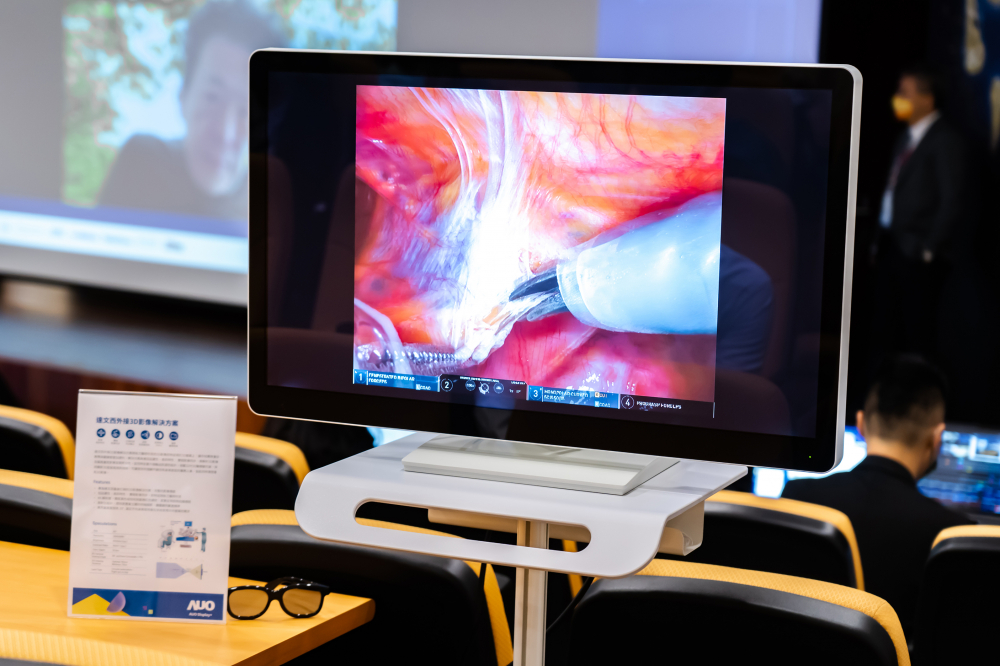 達擎於「國際大腸直腸外科論壇」中，成功導入達文西外接3D影像解決方案。透過達擎即時影像處理技術轉換為成1080p的高解析度畫質，將3D擬真畫面即時呈現於32吋4K 3D醫療顯示器