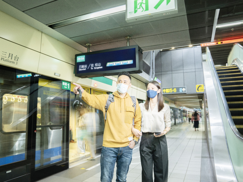 友達旗下達擎之客製化TARTAN顯示器，於台北捷運中山站亮相。以獨特長條型比例與高畫質特色，為台北捷運站帶來嶄新的都會車站風貌
