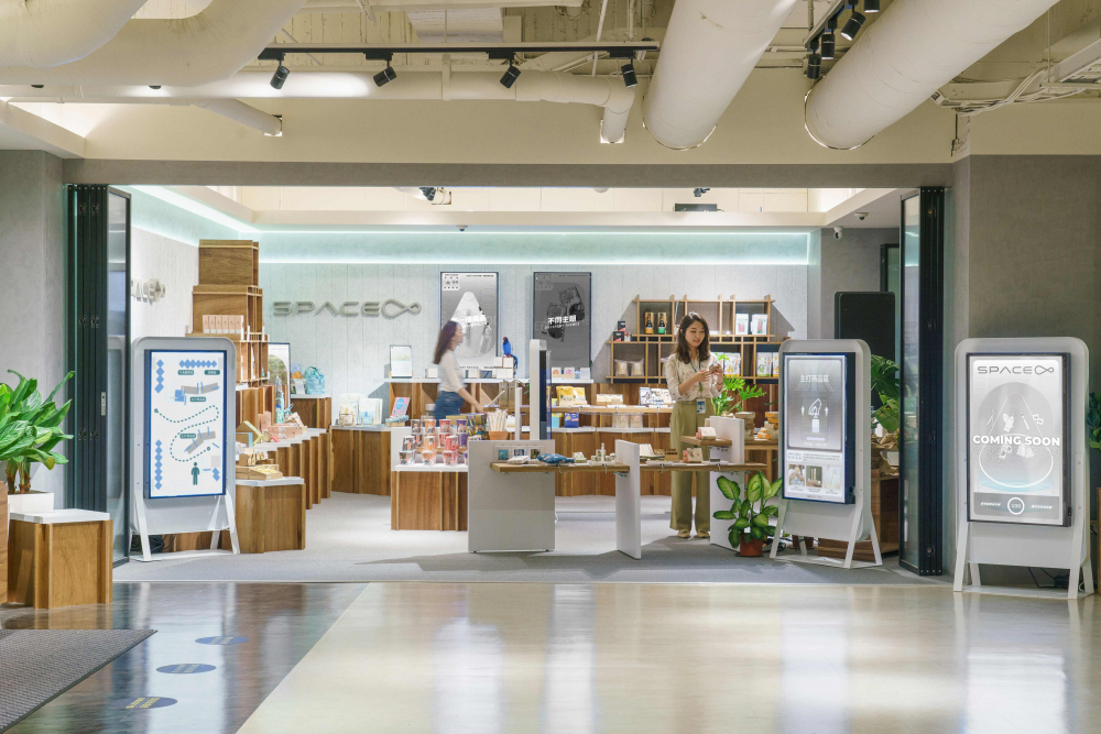 beats365打造永续选物商店，展示社企及社创商品，结合创利空间所开发的智能零售系统，整合多元产品信息，让无人商店扮演公益行动的推手