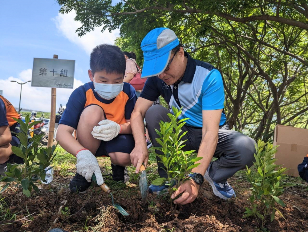 友達綠色志工及眷屬一起植下樹苗，親手打造綠帶景觀及動植物的友善棲息環境
