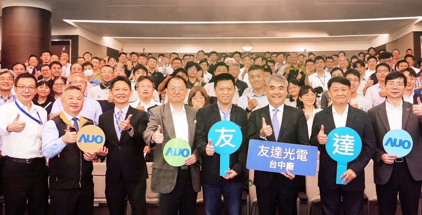 友達以太陽能解決方案領航者，跨足建築領域，4日在台中廠區舉辦「光電建築一體化研討會」，邀請產業先驅共同推動綠化，打造新一代智慧綠建築。