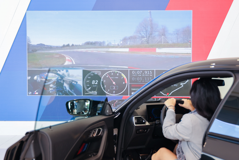 顧客按下虛擬Engine Start按鈕，啟動預選車款的引擎聲浪，螢幕同時呈現德國紐柏林賽道的試駕畫面，坐進車內一秒化身駕駛員馳騁奔騰