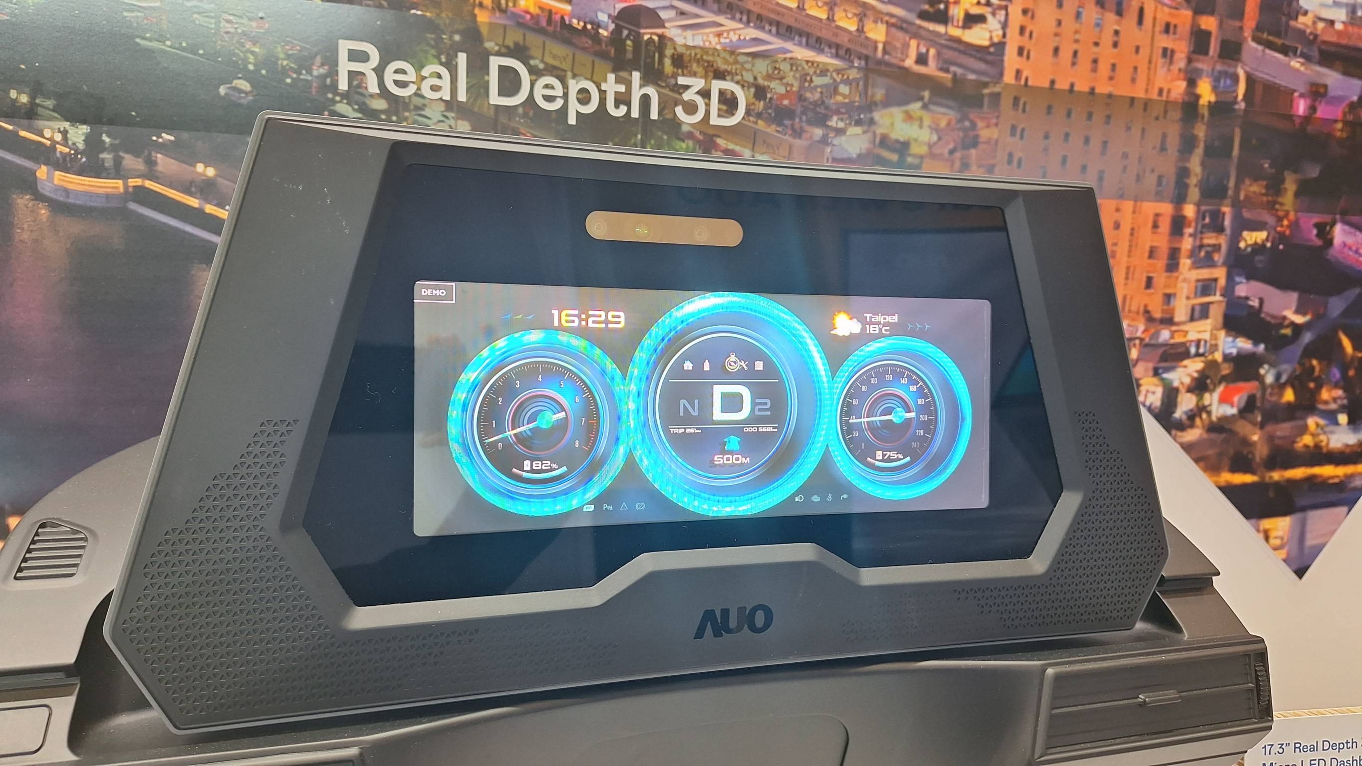 beats365的「裸眼3D Micro LED仪表板」将Micro LED与LCD技术整合成17.3吋显示器，打造令人惊艳的3D效果，同时具备DMS辨识系统，可侦测驾驶行为并进行安全预警。