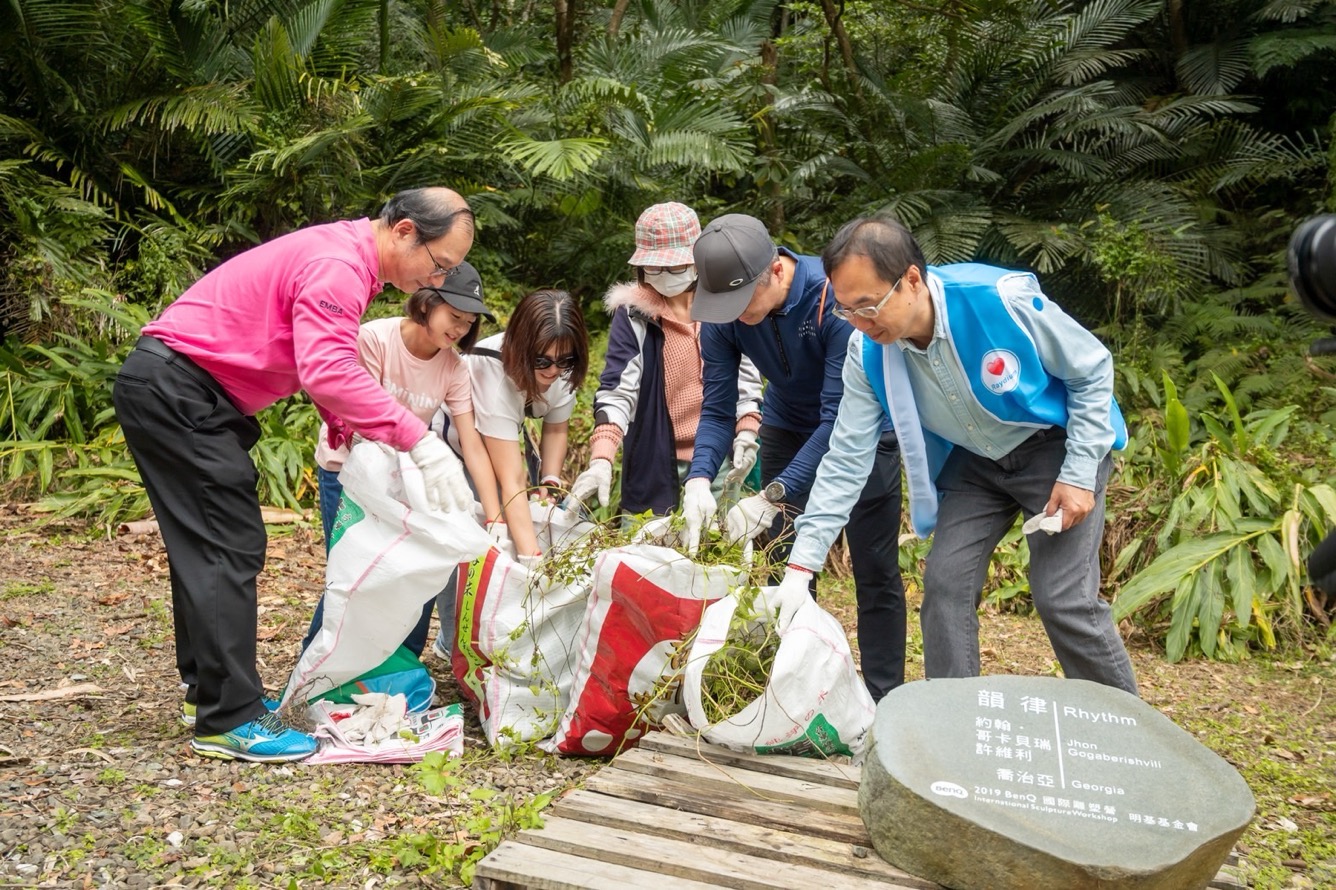 為共同守護在地物種，友達永續基金會號召志工認識並移除「綠癌」: 外來入侵種小花蔓澤蘭