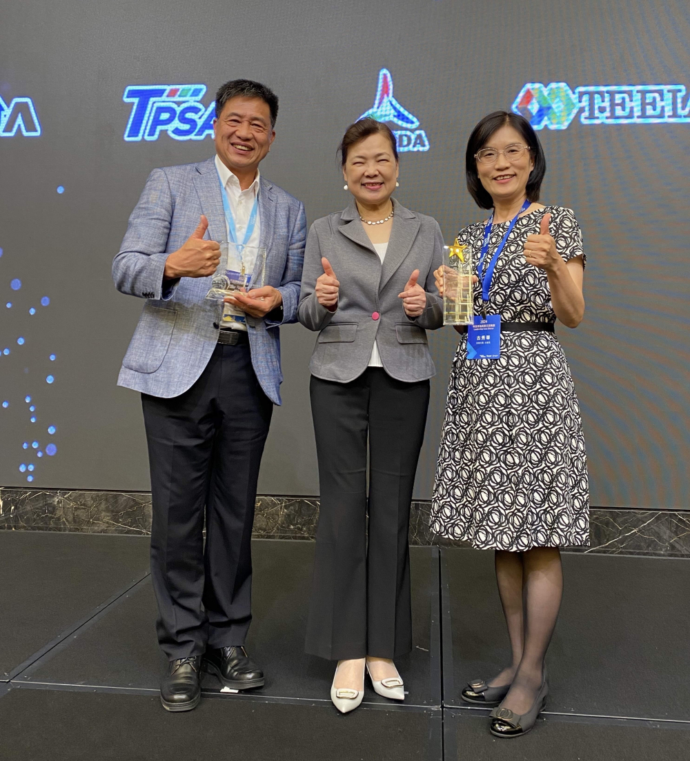 友達致力推動永續發展，於Touch Taiwan2024以3R策略貫穿Display、ESG展位實現綠色展覽目標之成果，Display展位獲綠色裝潢設計鑽質獎最高榮譽，ESG同獲金質獎殊榮。由經濟部長王美花（中）親自頒予友達光電董事長彭双浪（左）、友達光電永續長古秀華（右）