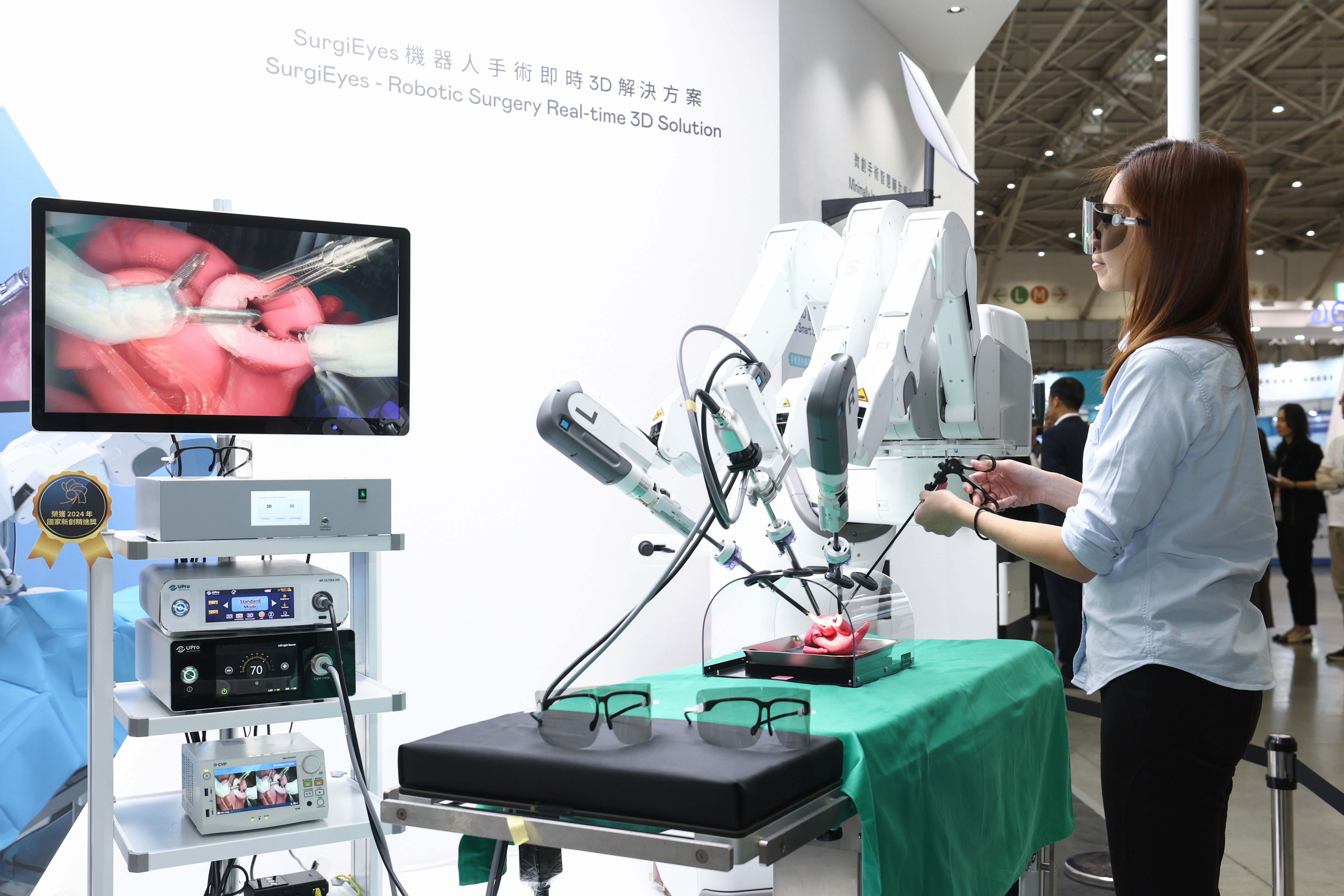 達擎以〝SurgiEyes機器人手術即時3D解決方案〞為核心，打造全方位的3D智慧手術影像平台，透過即時的影像串聯，連結手術室內、外跨場域的應用，協助醫師突破時空限制，為遠距醫療帶來更多的可能性