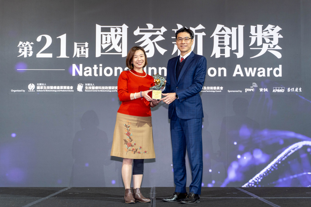 友達旗下子公司友達耘康與達擎分別以「中醫數位化檢測解決方案」及「寬視角3D醫療顯示器」獲得第二十一屆國家新創獎「智慧醫療與健康科技」類別的「企業新創獎」與「國家新創精進獎」兩項殊榮。圖左為衛生福利部政務次長林靜儀、圖右為友達光電智慧醫療事業群總經理廖世宏