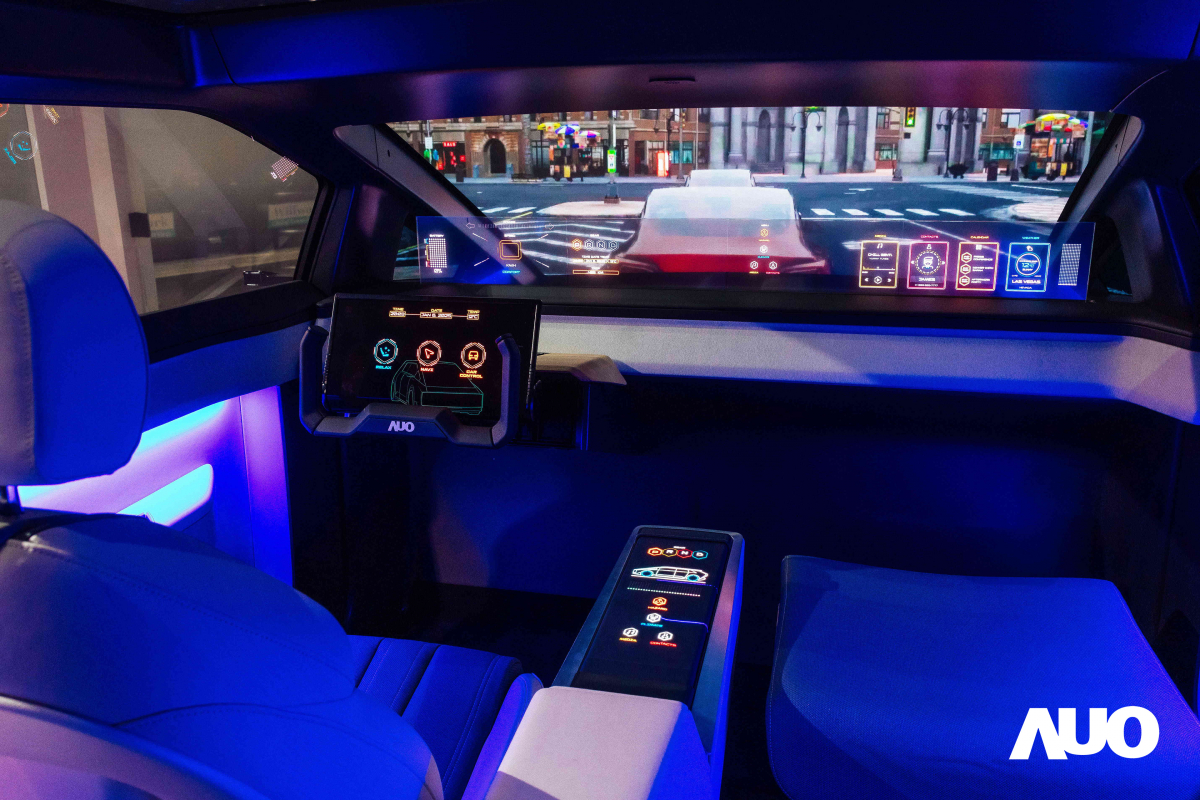 友達新一代智慧座艙Smart Cockpit 2025的Micro LED創新顯示應用中，47.5吋無界透明顯示介面與14.3吋多變形態中控顯示，兩項產品獲得2025智慧顯示應用大賞的智慧移動獎，提供全新的人機互動體驗
