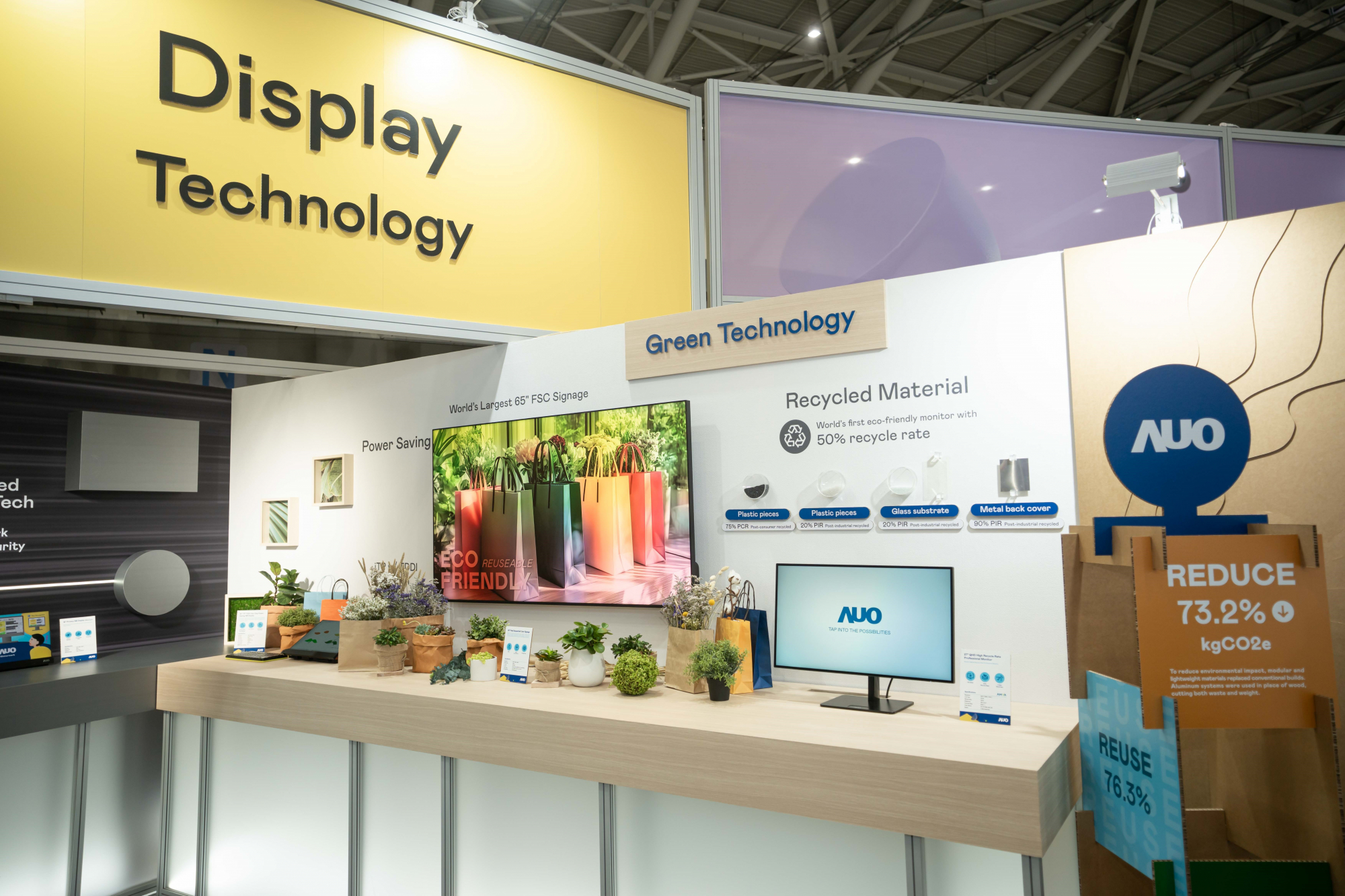 友達Touch Taiwan 2025雙展位再度獲etouch 綠色裝潢設計獎肯定；智慧顯示展位以鋁製模組系統取代傳統木作施作，並在相關裝潢物與設計使用可回收、可重複使用的材料，體現低碳與循環精神。