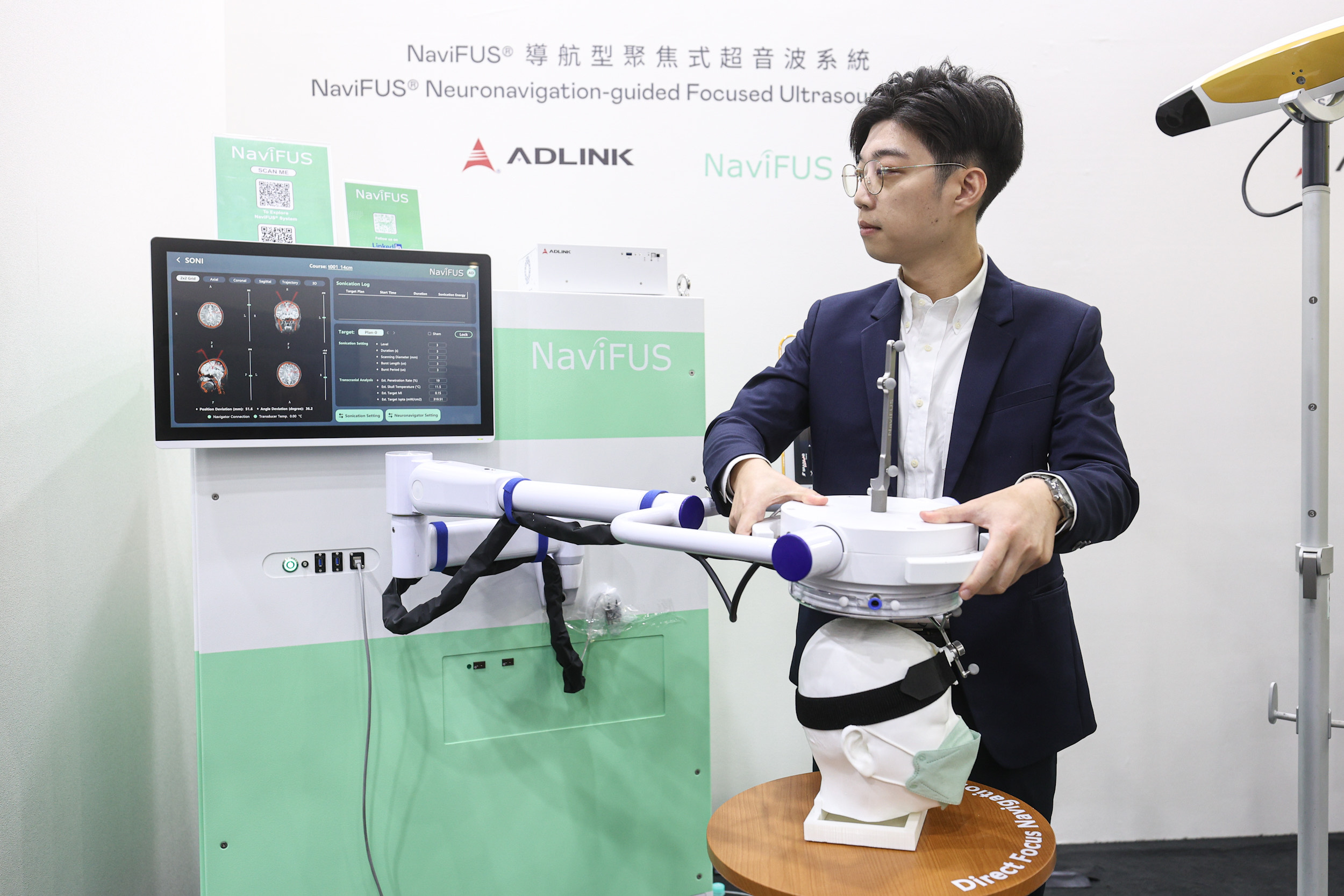 达擎携手凌华科技与浩宇生医合作的〝NaviFUS&reg; 导航型聚焦式超音波系统〞，以凌华医疗级边缘运算平台为核心，结合光学导航与穿颅超音波技术，非侵入性将能量精准聚焦脑内病灶，可暂时开启血脑屏障，提升药物递送与治疗效果。