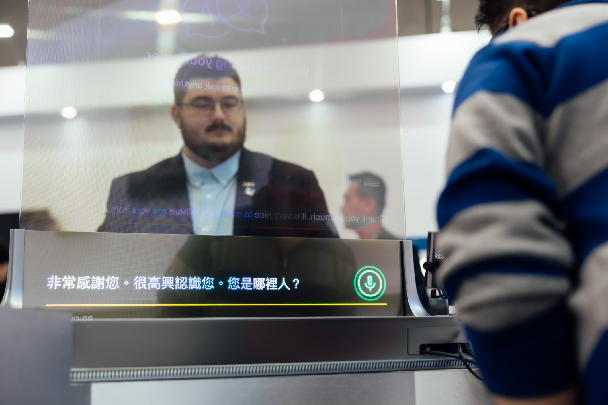达擎42吋多语系AI互动翻译系统，可支持实时多国语言翻译，协助消费者与服务人员沟通无障碍，并保留自然眼神与表情互动，提升国际性零售场域的服务质量。