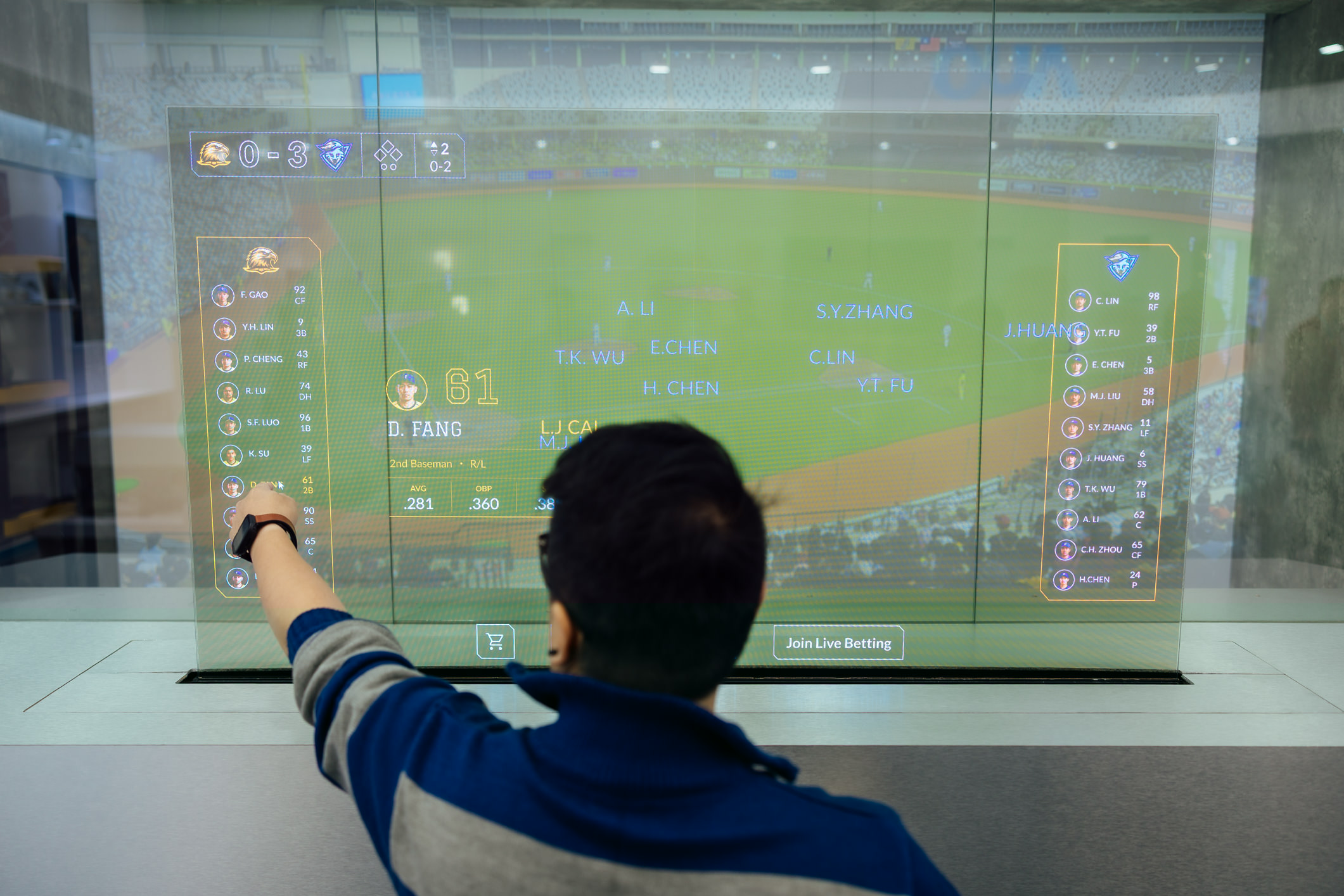 达擎64吋Sports AR Solution Sports AR解决方案结合实时运动赛事数据与互动内容，观众可透过Micro LED显示器的透明特性，在观看实体赛事的同时，同步于显示屏幕上取得与实体球员及赛事对应的相关信息，获得专属的沉浸式体验，提升现场参与感。