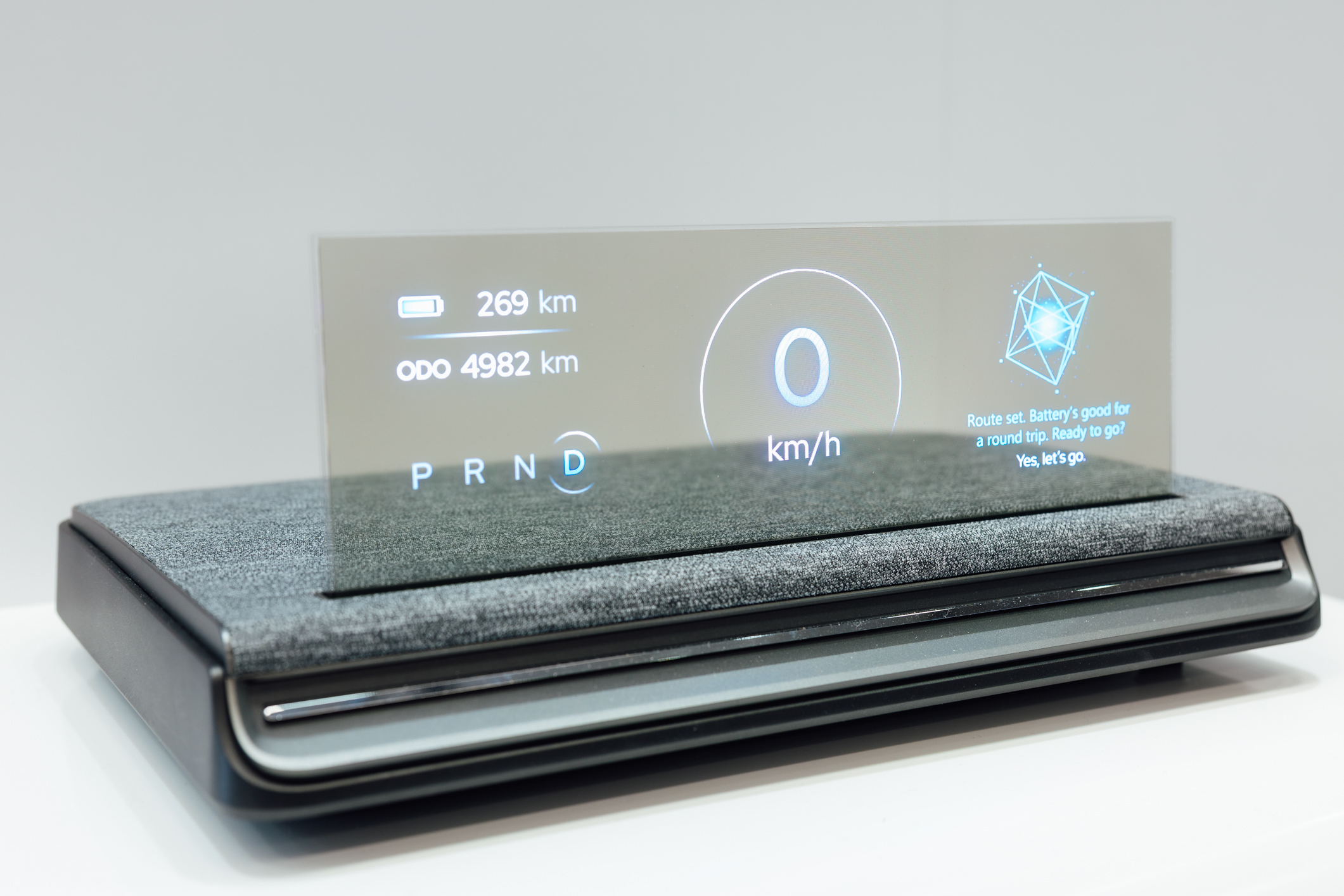 全球首款Aero Module透明Micro LED显示器模块外观轻盈通透，可与数字内容完美融合，提供动态显示、先进控制、个人化沉浸感受。
